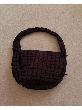 Amazon Essentials Quilted Shoulder Bag in Black
